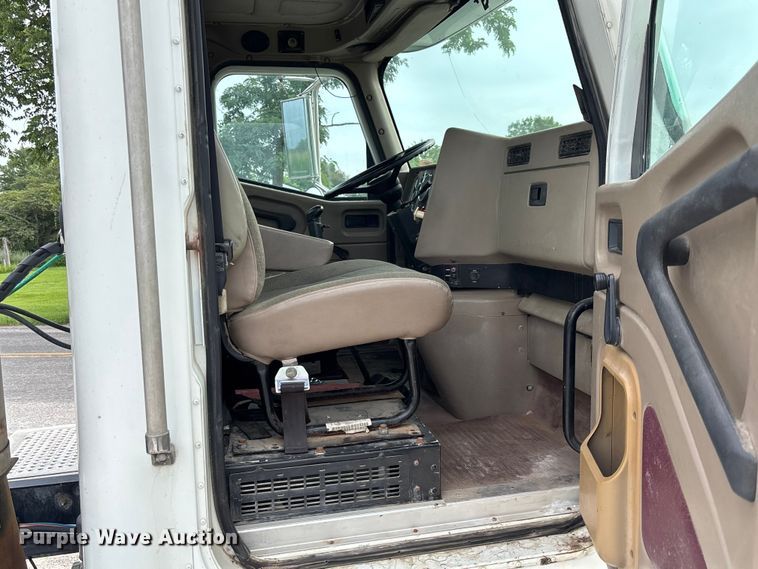 image for item FC1851 2006 International 9400i semi truck