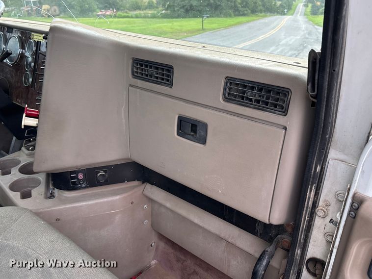 image for item FC1851 2006 International 9400i semi truck