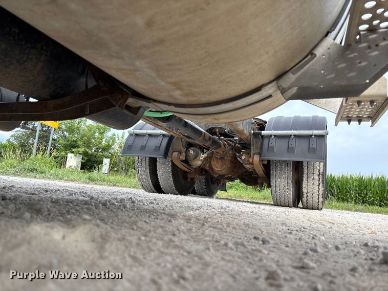 image for item FC1851 2006 International 9400i semi truck