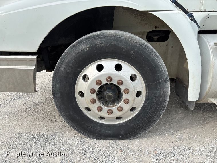 image for item FC1851 2006 International 9400i semi truck