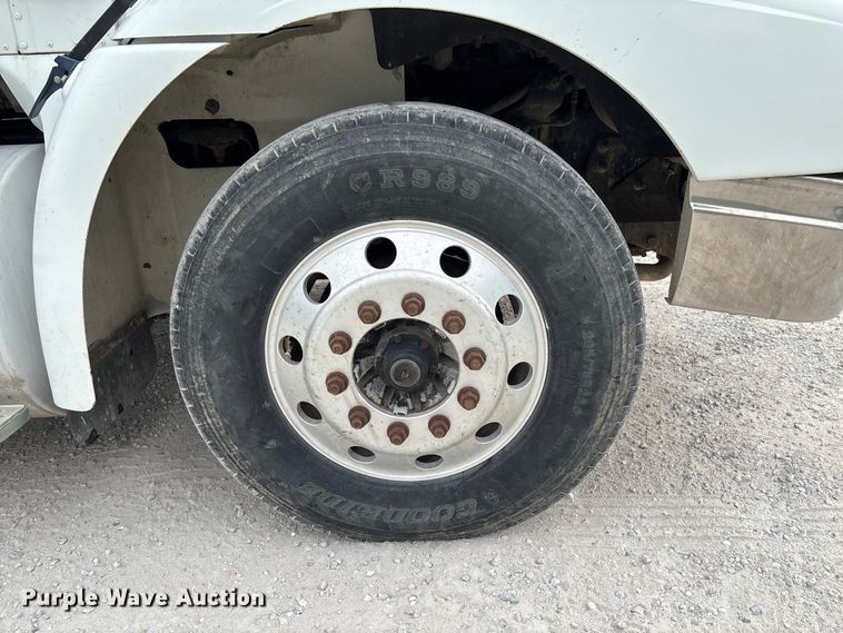 image for item FC1851 2006 International 9400i semi truck