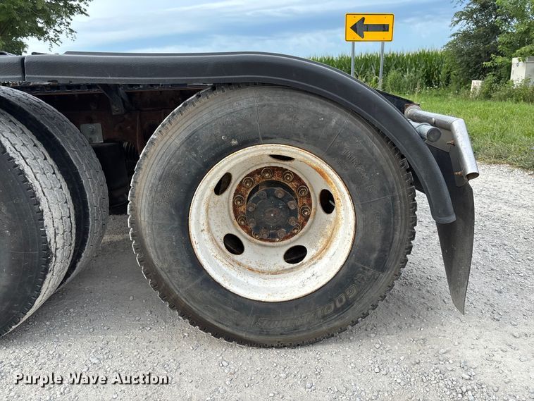 image for item FC1851 2006 International 9400i semi truck