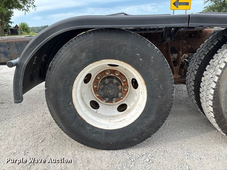 image for item FC1851 2006 International 9400i semi truck