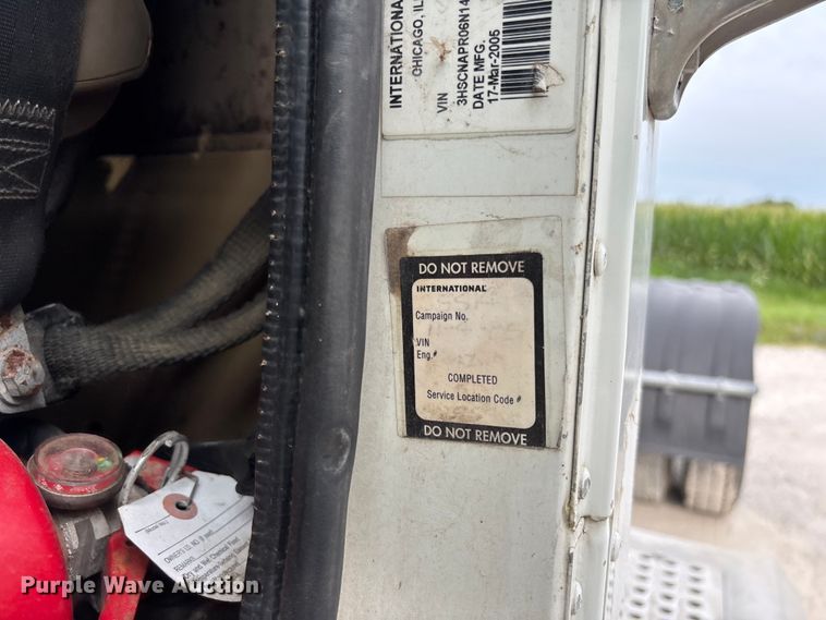 image for item FC1851 2006 International 9400i semi truck