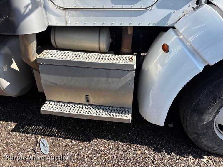 image for item FC2497 2008 Peterbilt 386 semi truck
