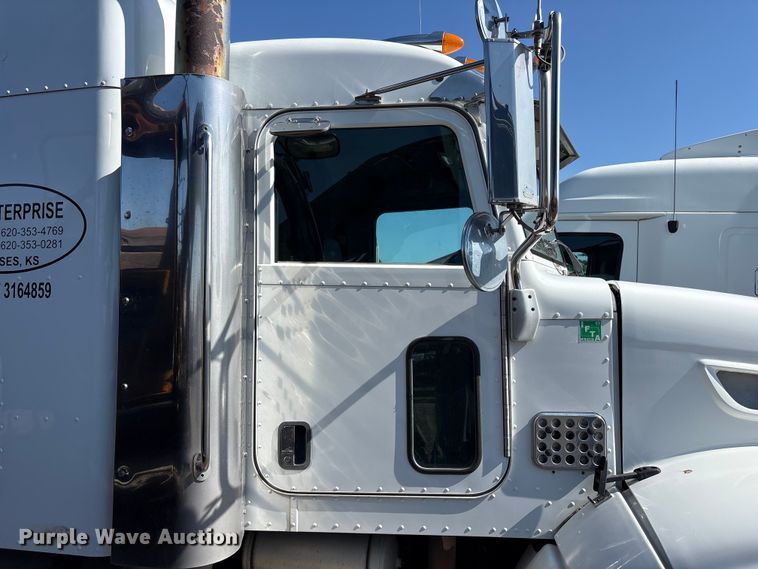 image for item FC2497 2008 Peterbilt 386 semi truck