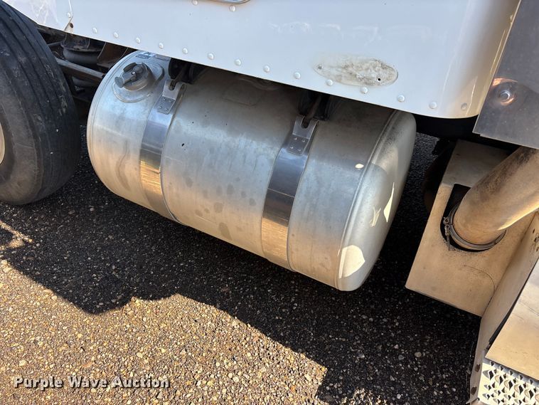 image for item FC2497 2008 Peterbilt 386 semi truck