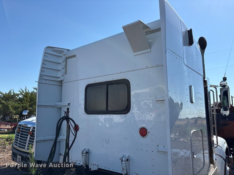 image for item FC2497 2008 Peterbilt 386 semi truck