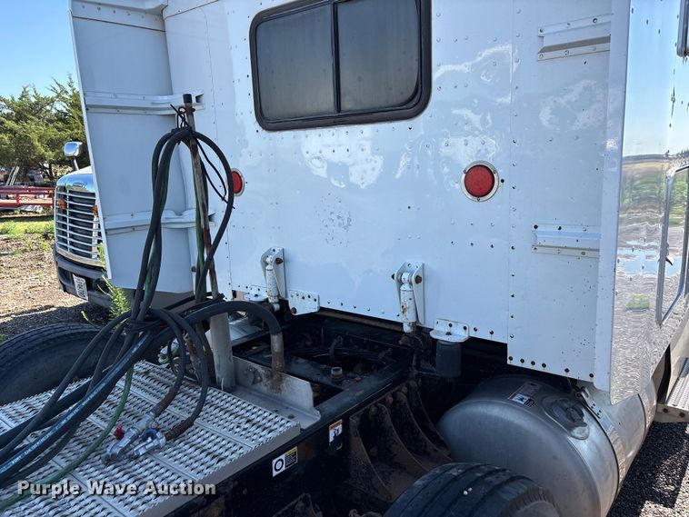 image for item FC2497 2008 Peterbilt 386 semi truck