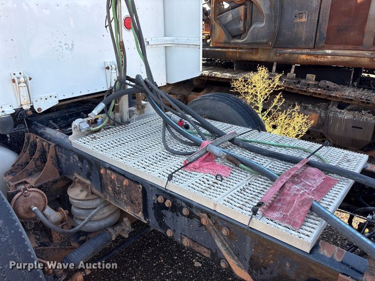 image for item FC2497 2008 Peterbilt 386 semi truck