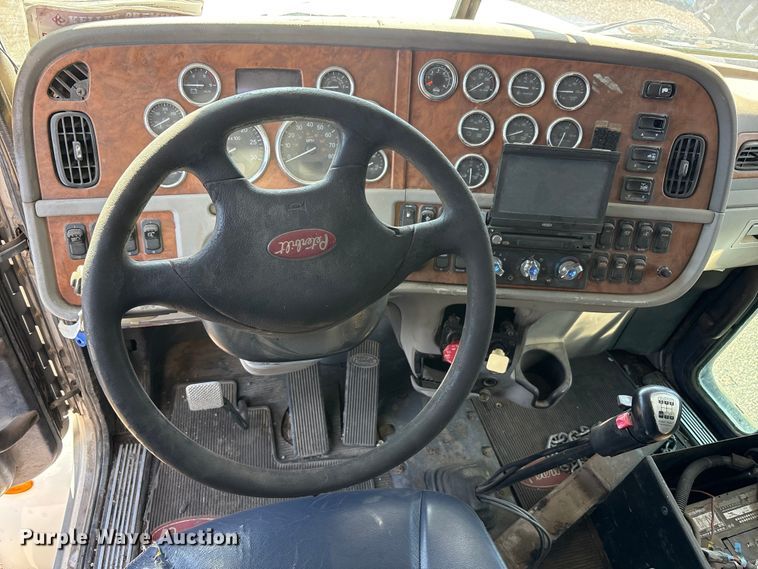 image for item FC2497 2008 Peterbilt 386 semi truck