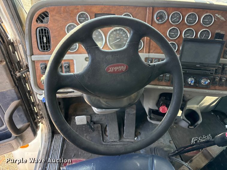 image for item FC2497 2008 Peterbilt 386 semi truck