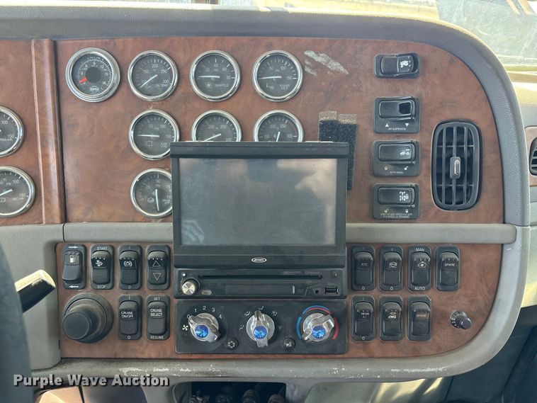 image for item FC2497 2008 Peterbilt 386 semi truck
