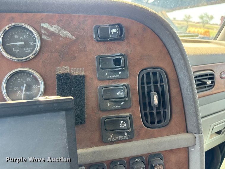 image for item FC2497 2008 Peterbilt 386 semi truck