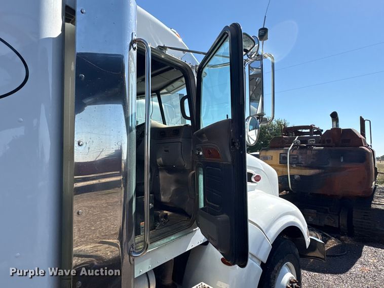 image for item FC2497 2008 Peterbilt 386 semi truck