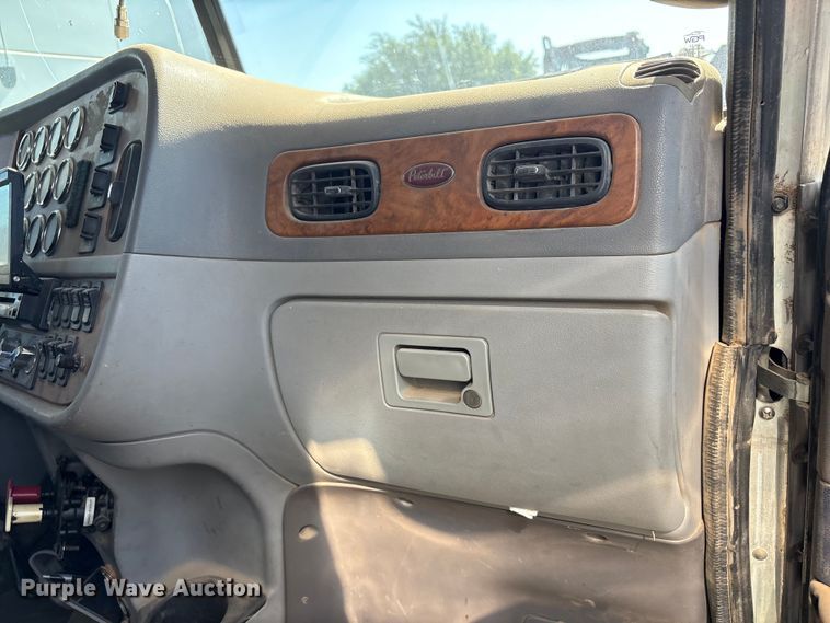 image for item FC2497 2008 Peterbilt 386 semi truck