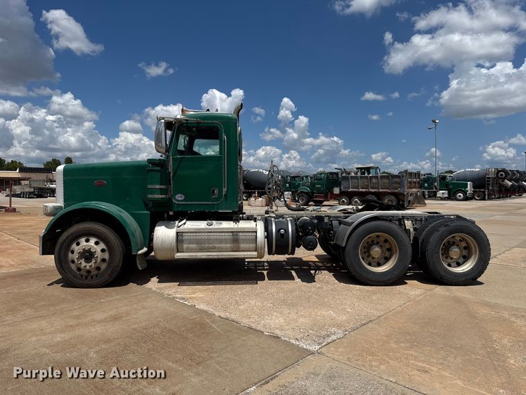 image for item FC4022 2016 Peterbilt 389 semi truck