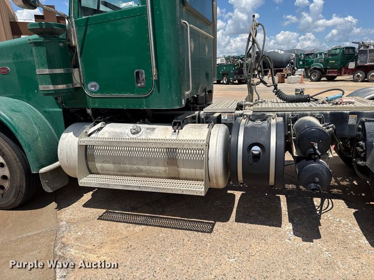 image for item FC4022 2016 Peterbilt 389 semi truck
