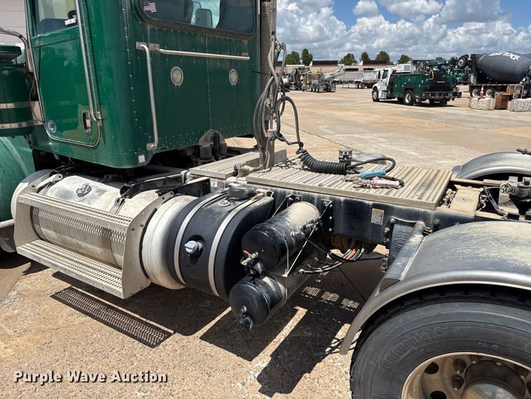 image for item FC4022 2016 Peterbilt 389 semi truck