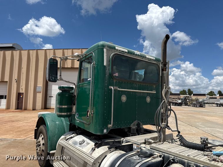 image for item FC4022 2016 Peterbilt 389 semi truck