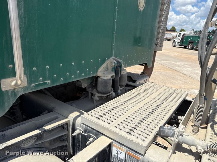 image for item FC4022 2016 Peterbilt 389 semi truck