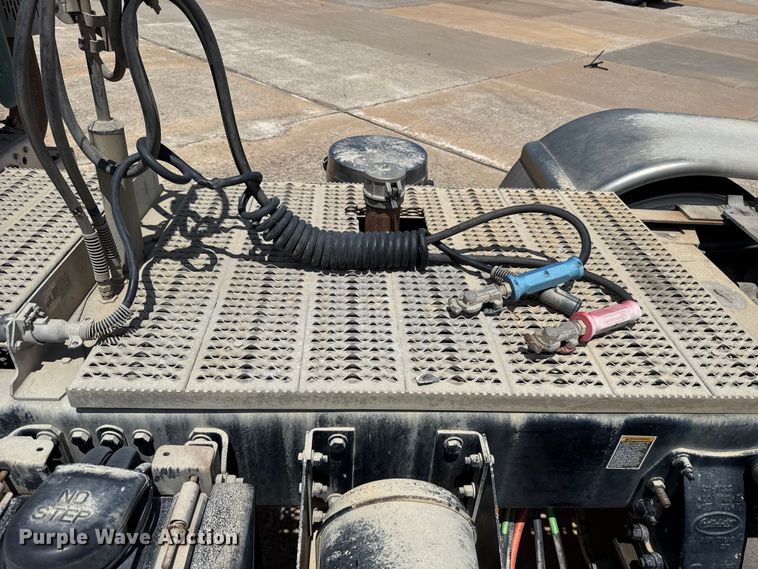 image for item FC4022 2016 Peterbilt 389 semi truck