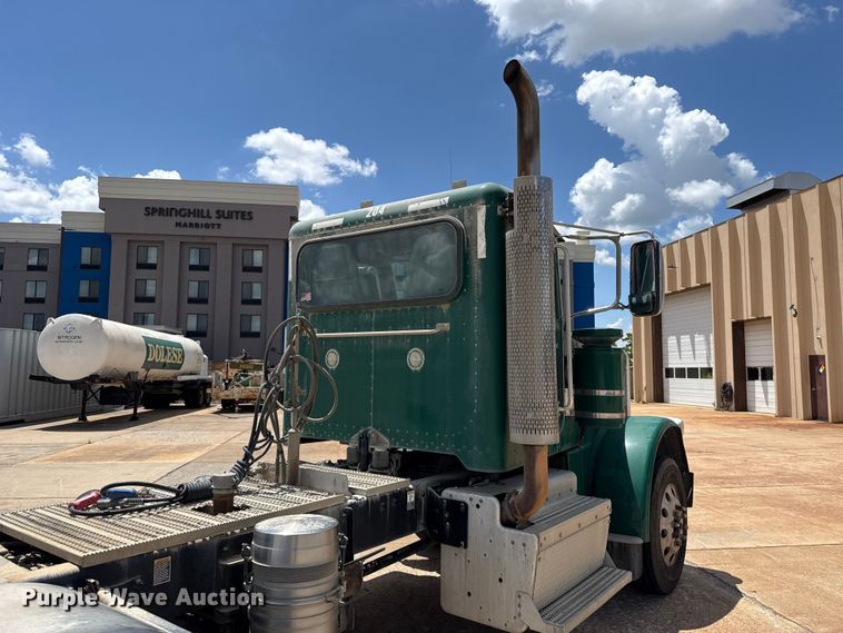 image for item FC4022 2016 Peterbilt 389 semi truck