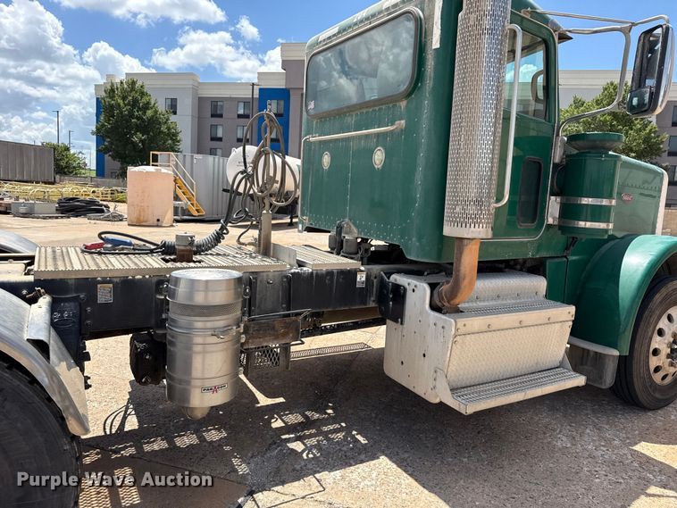 image for item FC4022 2016 Peterbilt 389 semi truck