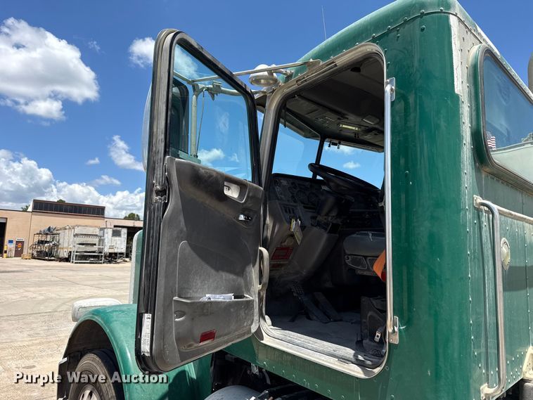 image for item FC4022 2016 Peterbilt 389 semi truck