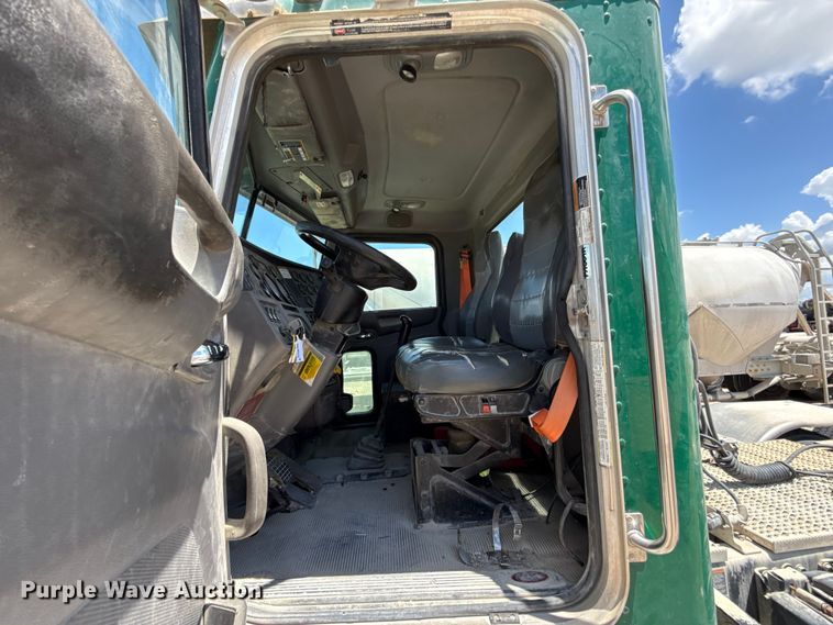 image for item FC4022 2016 Peterbilt 389 semi truck
