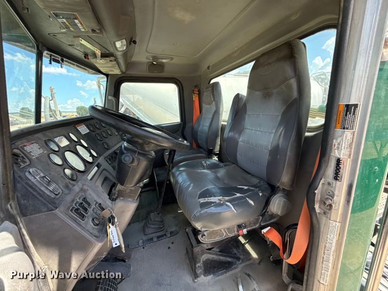 image for item FC4022 2016 Peterbilt 389 semi truck