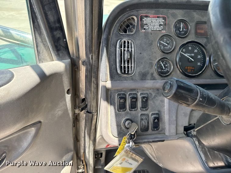 image for item FC4022 2016 Peterbilt 389 semi truck