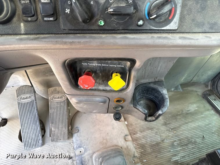 image for item FC4022 2016 Peterbilt 389 semi truck