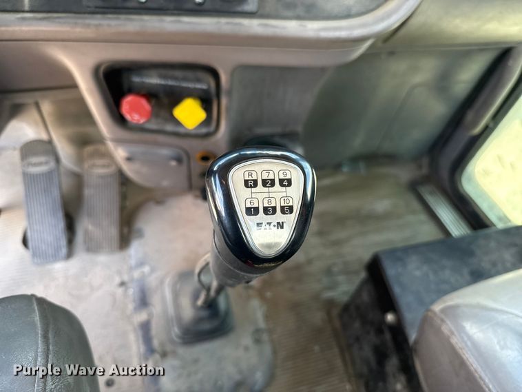 image for item FC4022 2016 Peterbilt 389 semi truck