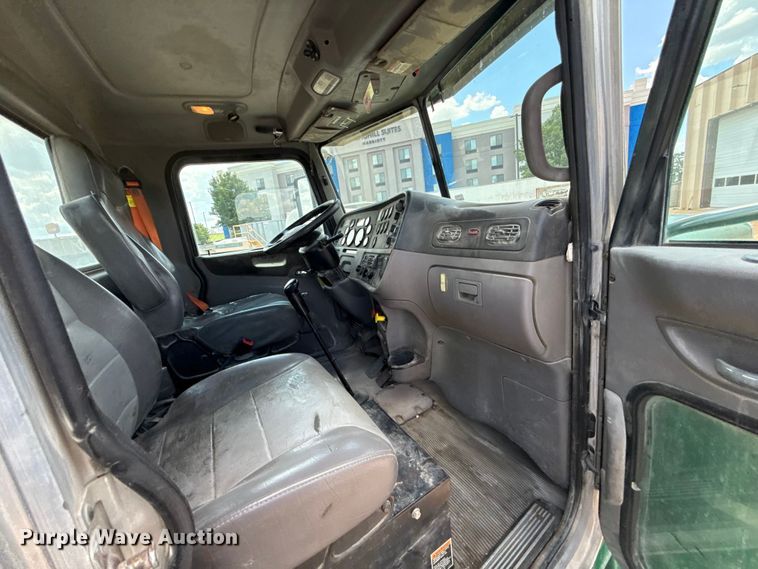 image for item FC4022 2016 Peterbilt 389 semi truck