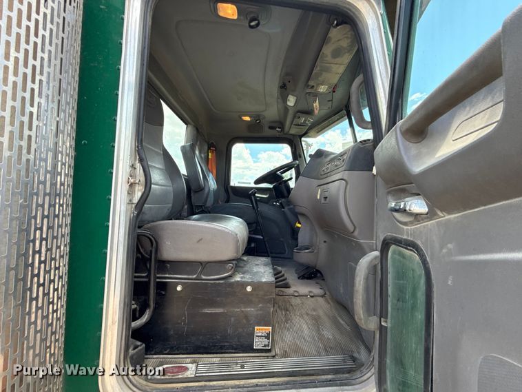 image for item FC4022 2016 Peterbilt 389 semi truck