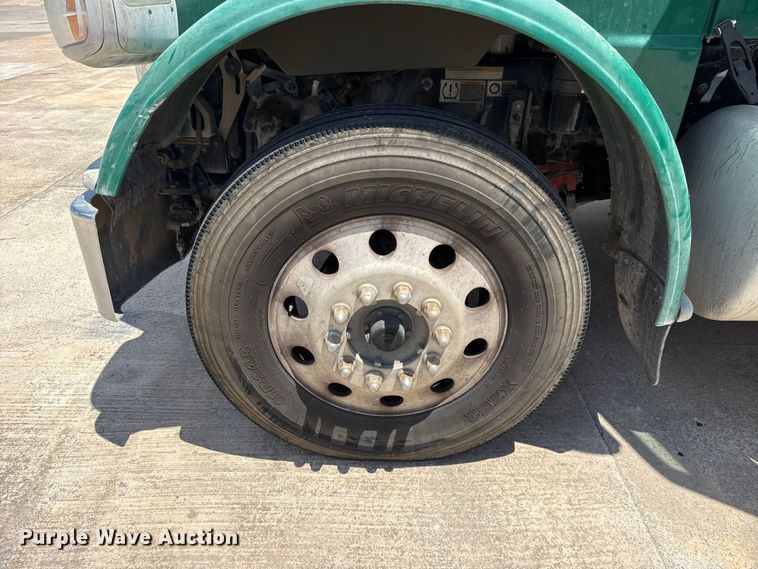 image for item FC4022 2016 Peterbilt 389 semi truck