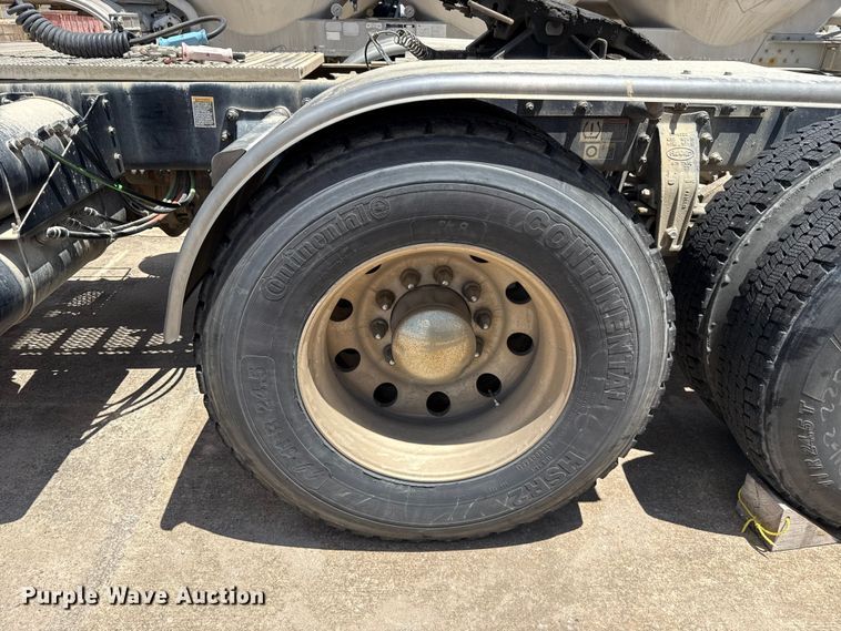 image for item FC4022 2016 Peterbilt 389 semi truck