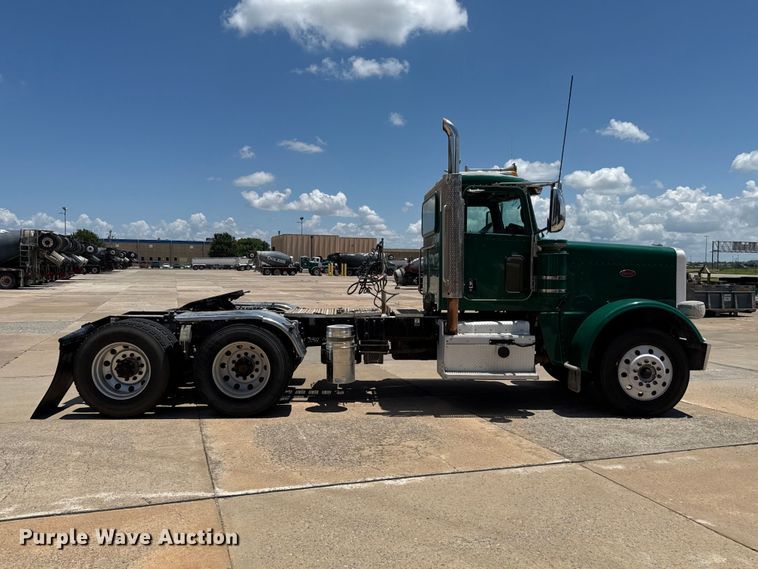 image for item FC4023 2016 Peterbilt 389 semi truck