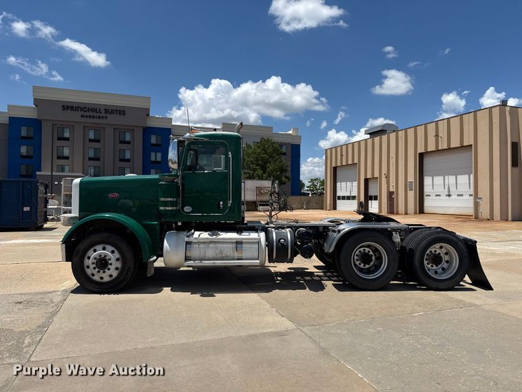 image for item FC4023 2016 Peterbilt 389 semi truck