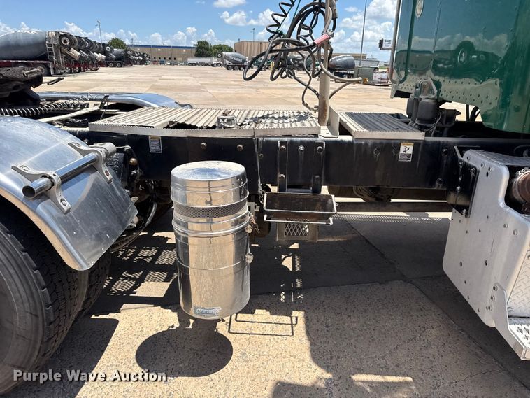 image for item FC4023 2016 Peterbilt 389 semi truck