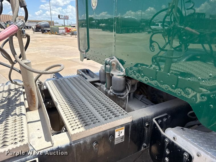 image for item FC4023 2016 Peterbilt 389 semi truck