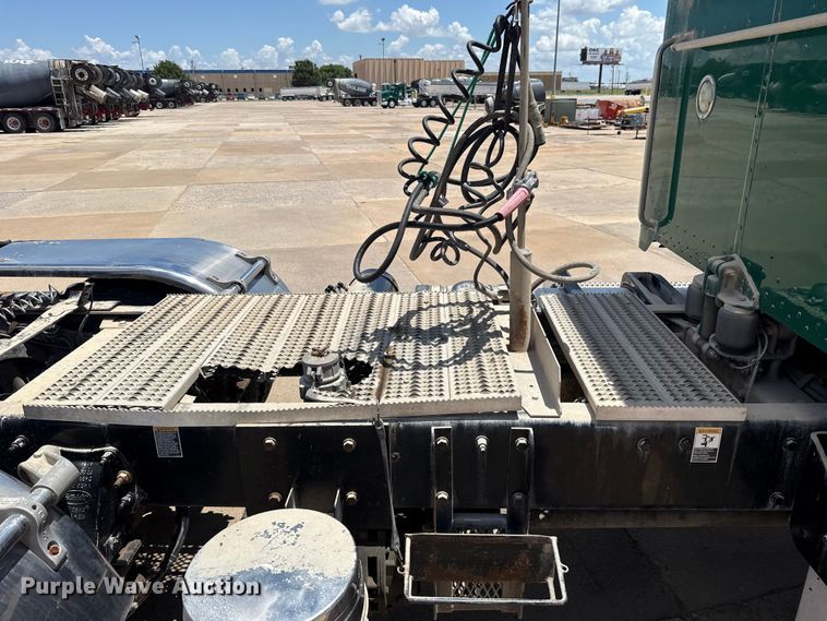 image for item FC4023 2016 Peterbilt 389 semi truck