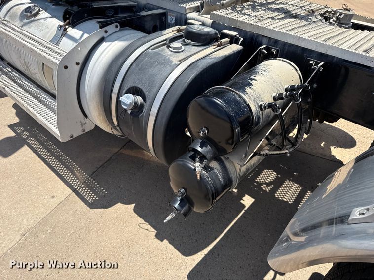 image for item FC4023 2016 Peterbilt 389 semi truck