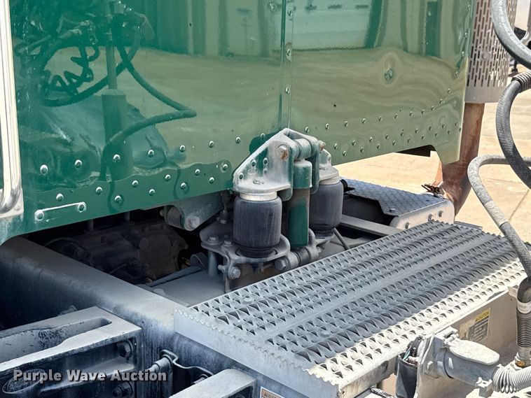 image for item FC4023 2016 Peterbilt 389 semi truck