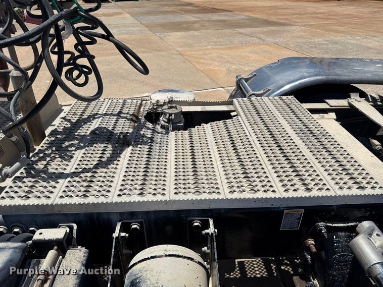 image for item FC4023 2016 Peterbilt 389 semi truck