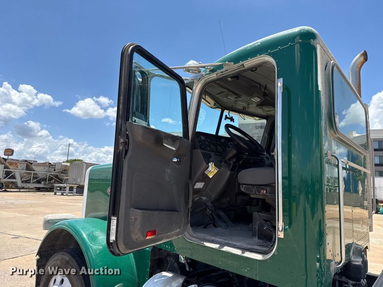 image for item FC4023 2016 Peterbilt 389 semi truck