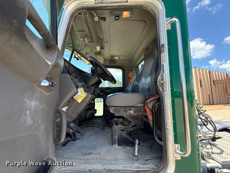 image for item FC4023 2016 Peterbilt 389 semi truck