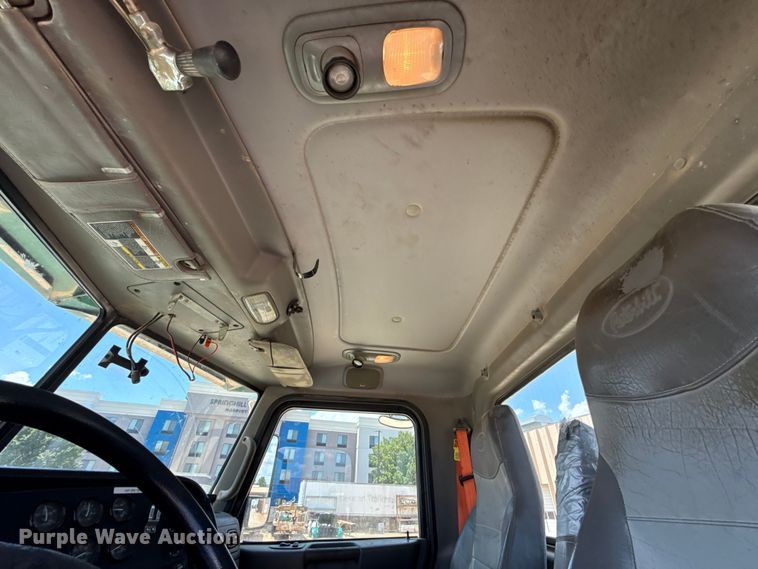 image for item FC4023 2016 Peterbilt 389 semi truck