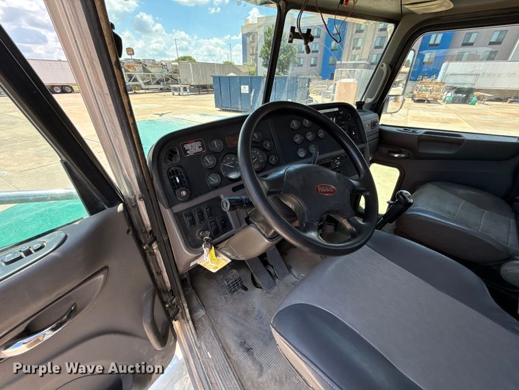 image for item FC4023 2016 Peterbilt 389 semi truck